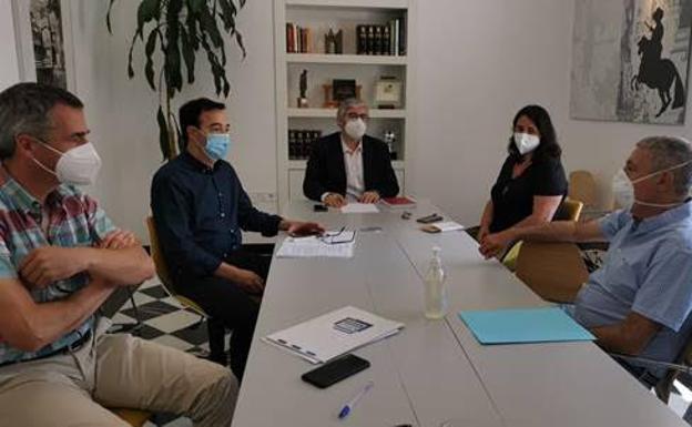 Apamex se reúne con el Ayuntamiento de Cáceres para abordar temas relacionados con la accesibilidad