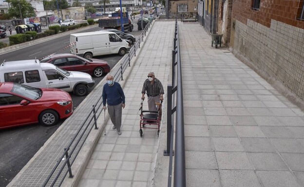 La rampa de acceso a la calle La Pimienta de Badajoz ya es una realidad