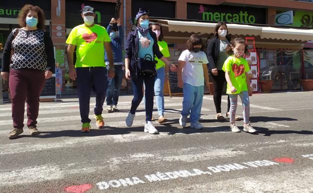 ADMO serigrafía los pasos de peatones próximos al Hospital de Mérida con su frase 'Dona Médula, Dona Vida'
