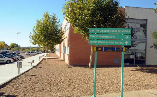 La Junta adapta a lectura fácil el proceso selectivo de camarero y limpiador del turno de discapacidad