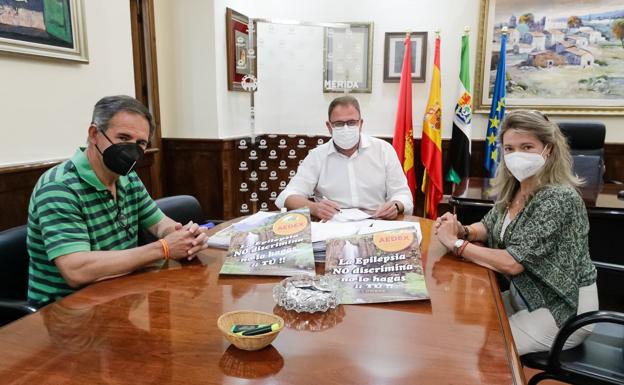Mérida tiende la mano a la Asociación Epilepsia de Extremadura para difundir su labor