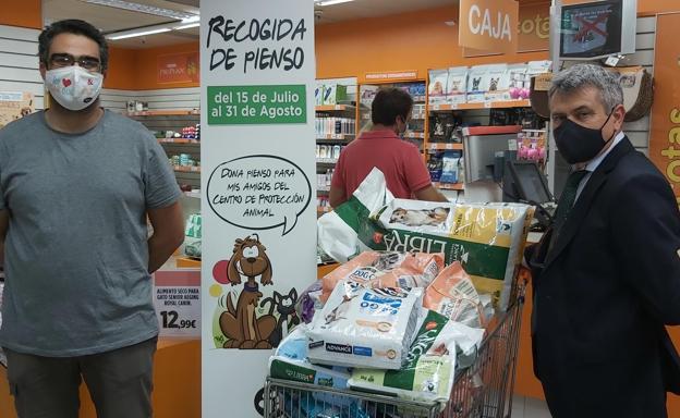 El Corte Inglés entrega 100 kilos de alimentos para el centro de protección animal de Badajoz