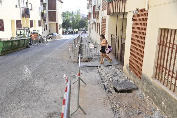 La ampliación de dos aceras en Antonio Domínguez hará accesible la barriada pacense