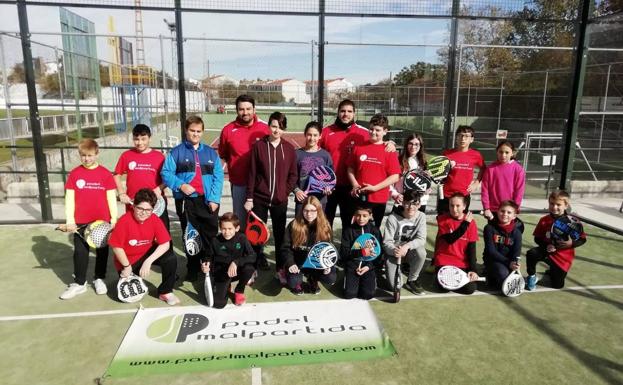 Caja Rural de Extremadura renueva su apoyo a las escuelas de pádel adaptado