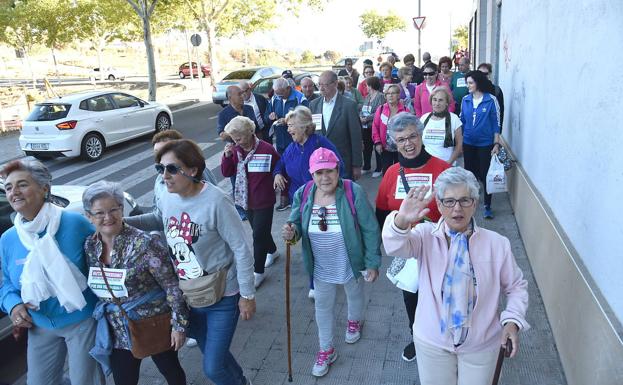 Badajoz celebra en noviembre rutas senderistas y actividades solidarias dirigidas a los mayores de la ciudad