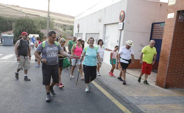 Táliga recauda fondos para la lucha contra el cáncer con una ruta senderista y un mercadillo solidario