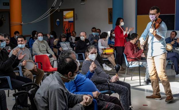 Músicos de la Orquesta Barroca de Badajoz actuaron para usuarios de ASPACEBA