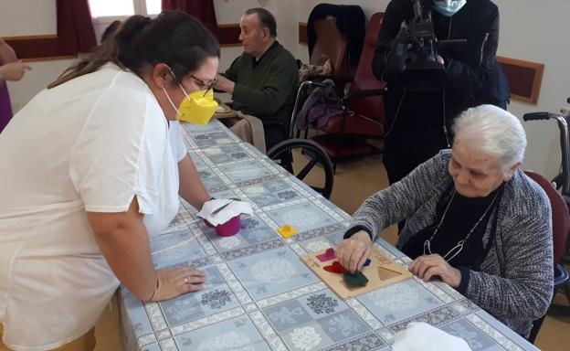 El centro de día San Miguel de Santa Amalia, acoge la presentación de la campaña «Innovando para integrar»