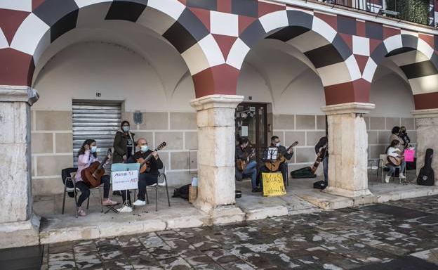 Las escuelas de música salen a la Plaza Alta de Badajoz para pedir una nueva *sede