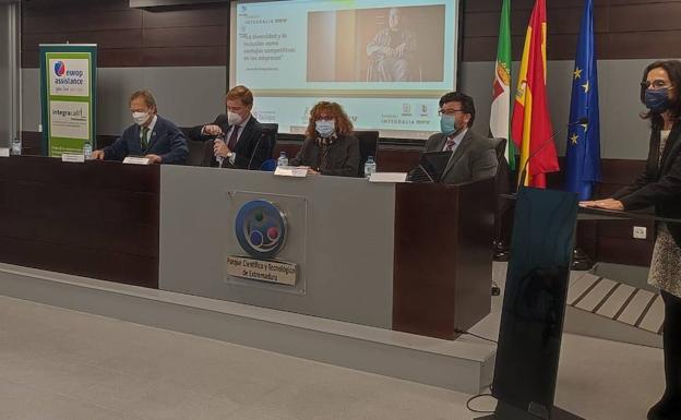 Cocemfe Badajoz reconoce el compromiso a personas y instituciones comprometidas con la discapacidad