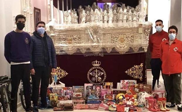 El Grupo Joven del Coronado entrega a Cruz Roja los juguetes recabados en su recogida solidaria