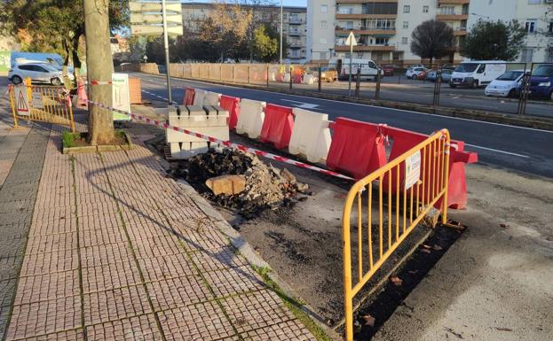 El ayuntamiento de Cáceres mejora la accesibilidad de las paradas de autobús urbano