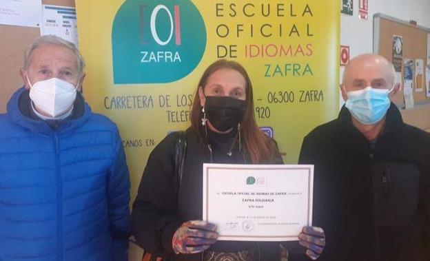 La Escuela Oficial de Idiomas entrega a Zafra Solidaria 471 euros de su rifa navideña
