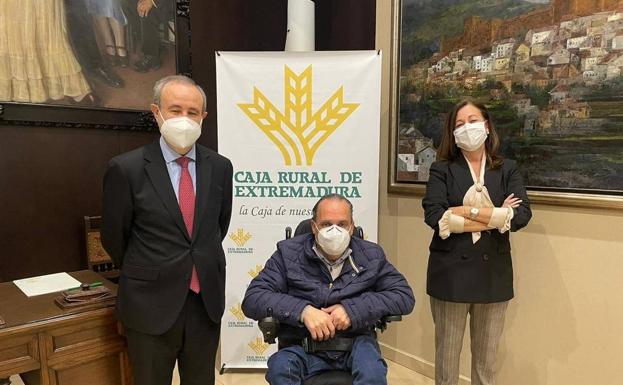 Caja Rural de Extremadura renueva su colaboración con la Fundación Primera Fila para acciones de inclusión social