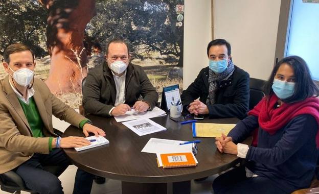 APAMEX se reúne con el ayuntamiento de Badajoz para abordar la instalación y acceso a los juegos infantiles