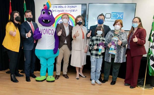 CaixaBank ayuda a dar vida a 'VONCO', la mascota de los pacientes oncológicos de Extremadura