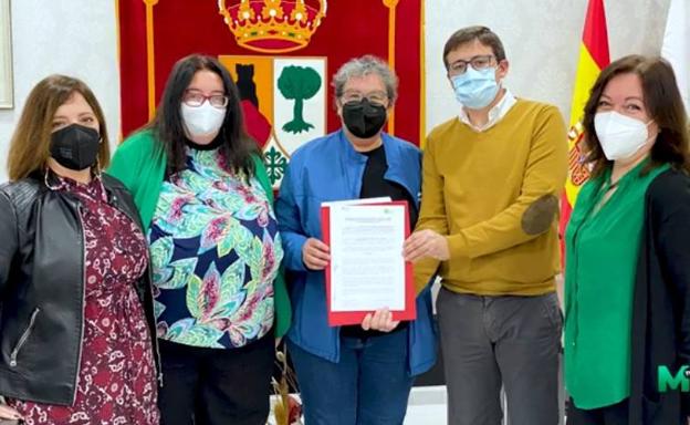 Plena inclusión Cabeza del Buey firma convenios de formación con el Ayuntamiento de Monterrubio de la Serena e IES Muñoz- Torrero
