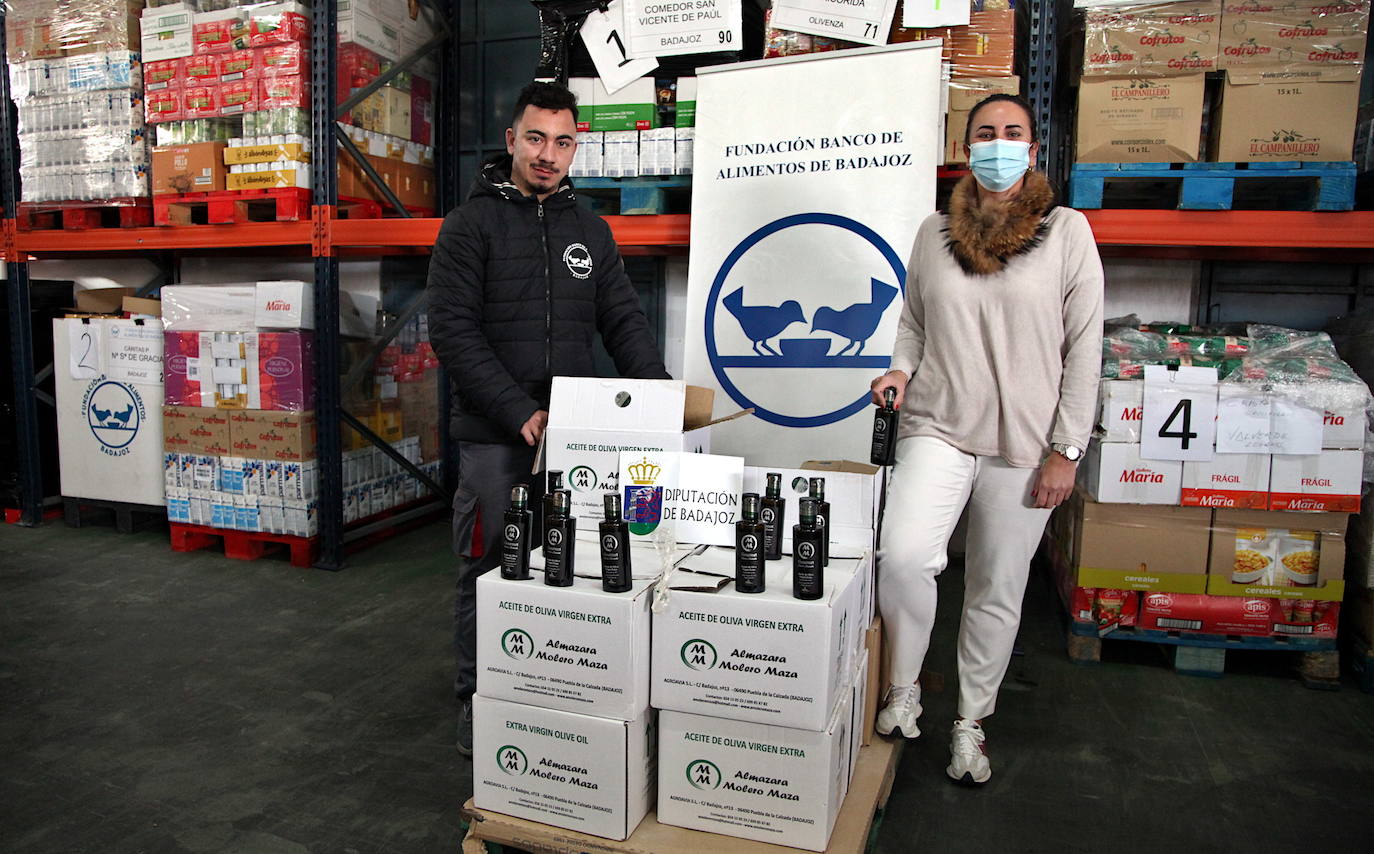 La Diputación dona unos 200 kilos de comida y 84 litros de aceite al Banco de Alimentos de Badajoz