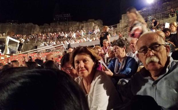 El Club de Lectura Fácil de Fuente del Mestre asistió a la obra 'La Tumba de Antígona' en Mérida