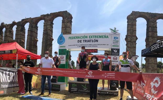 El triatlón extremeño dona más de 300 kilos de comida al Banco de Alimentos