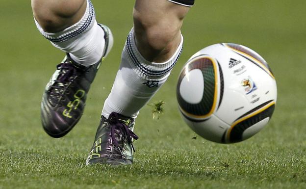 La campaña 'Recicla tu bota' pide que los jugadores de fútbol donen sus botas en desuso para colectivos desfavorecidos