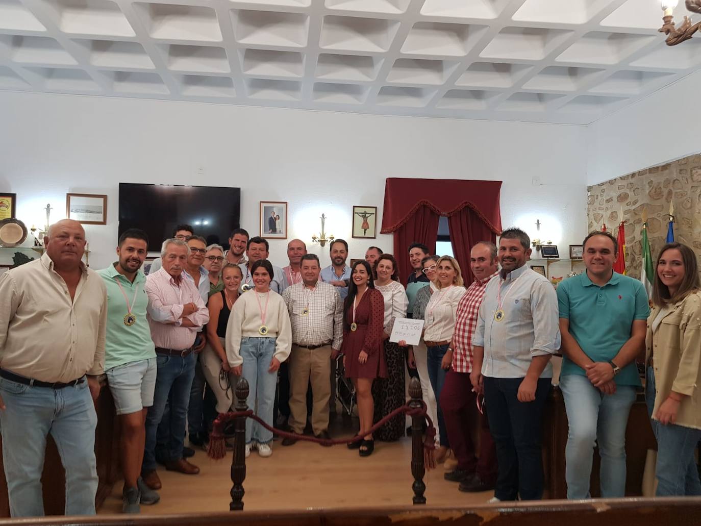 La Asociación Ecuestre fontanesa entrega el dinero recaudado en una exhibición benéfica a la AFECC
