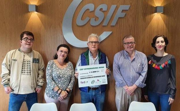CSIF dona 2.000 euros a FEDER Extremadura por su apoyo a familias y pacientes con enfermedades raras