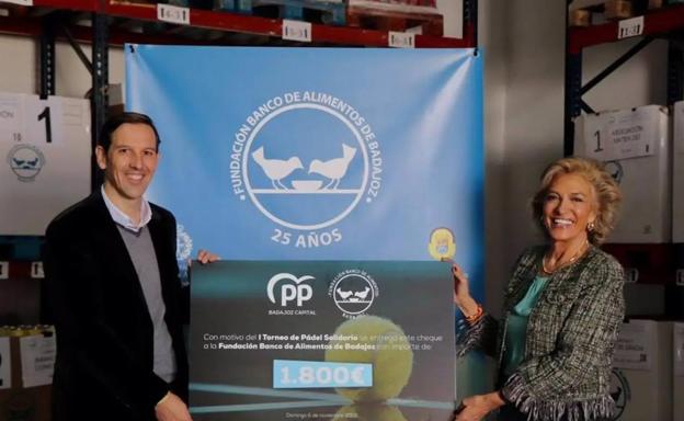 El PP de Badajoz entrega al Banco de Alimentos la recaudación obtenida por un torneo solidario de pádel