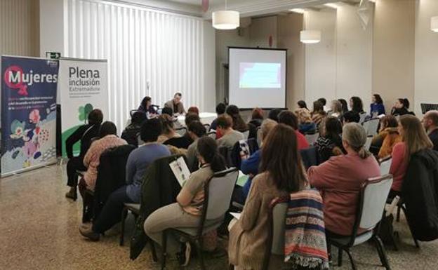 Plena inclusión Extremadura presenta el vídeo y la guía en lectura fácil 'No la dejes sola'