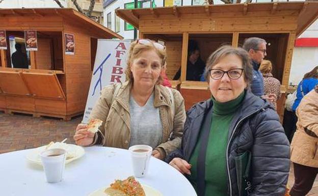 Cientos de almendralejense prueban el Roscón Solidario de Asemce