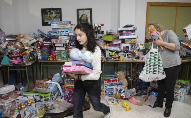 La Diócesis de Coria-Cáceres entrega juguetes a 130 hijos de internos en la cárcel cacereña