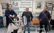 Usuarios de Adiser Horizontes Castuera reciben productos de apoyo donados en Cocemfe Badajoz