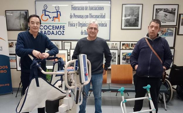 Usuarios de Adiser Horizontes Castuera reciben productos de apoyo donados en Cocemfe Badajoz