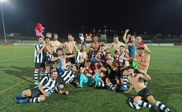 El CD Talarrubias asciende a primera regional tras unos playoffs demoledores