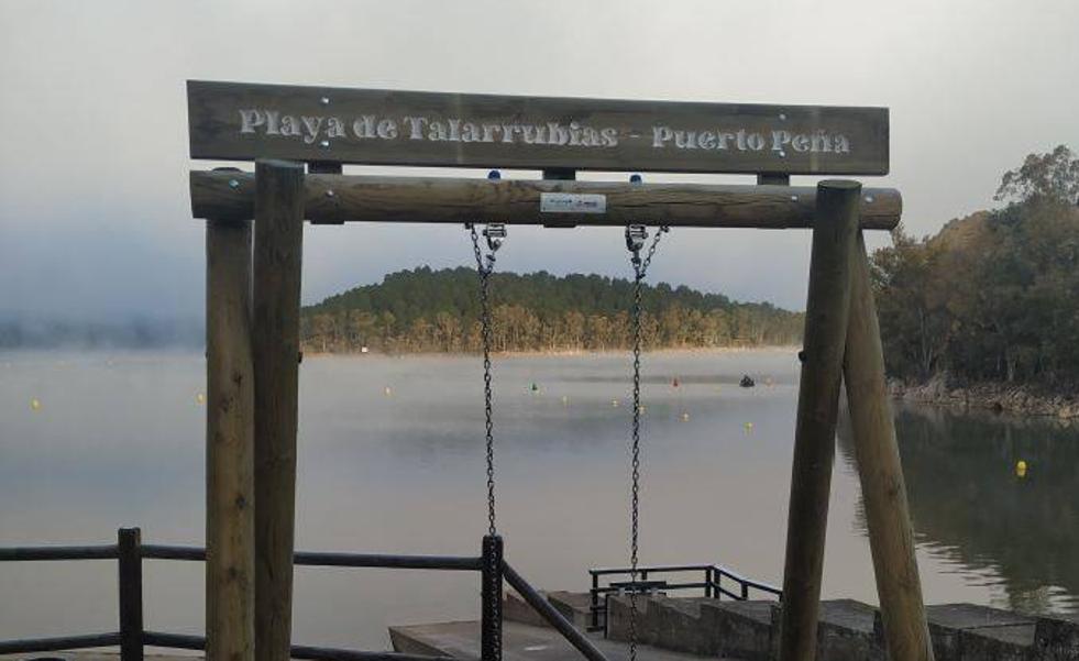 Instalado un columpio en Puerto Peña entre otros enclaves de la provincia