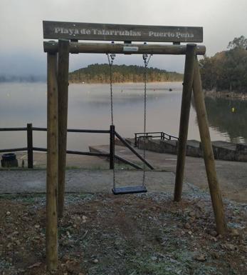 Instalado un columpio en Puerto Peña entre otros enclaves de la provincia