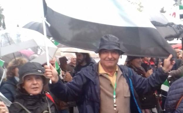 Miles de personas se 'mojan' en Cáceres por un tren digno