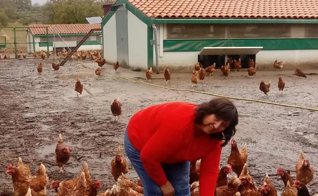 Yolanda en la granja que poseen en Robledillo e.g.r./
