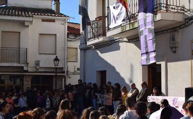 Talayuela se suma a las protestas contra la violencia de género que inundan la región