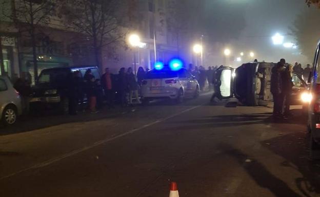 Un turismo volcado tras un accidente bloquea la calle Manuel Más