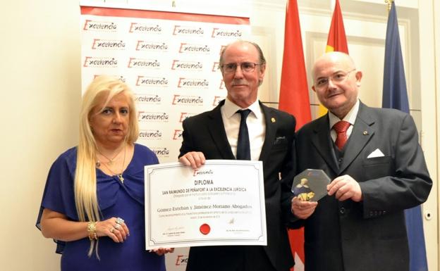El despacho Gómez-Esteban y Jiménez-Moriano recibe uno de los Premios San Raimundo de Peñafort a la Excelencia Jurídica