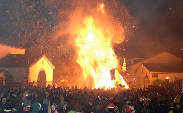 Miles de visitantes iluminan Jarandilla con fuego para celebrar Los Escobazos