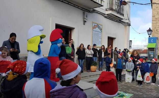 Los alumnos del colegio 'Gonzalo Encabo' llenan de espíritu navideño las calles de Talayuela