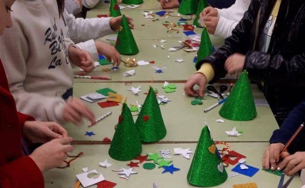 28 niños realizan un taller de adornos navideños