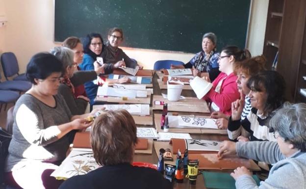 Se inicia el taller de decoupage y pintura en Santa María