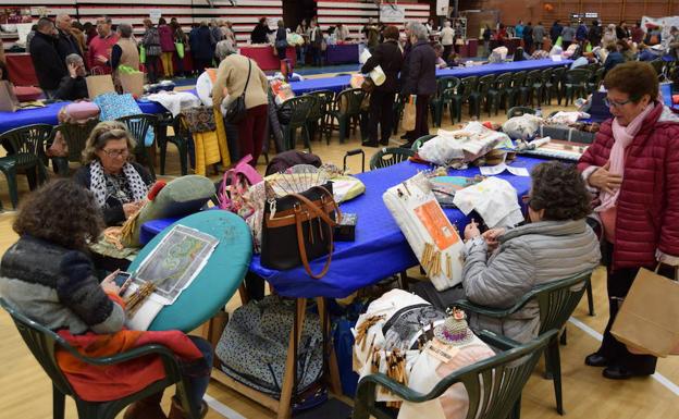 Unas 200 encajeras se dan cita en Talayuela