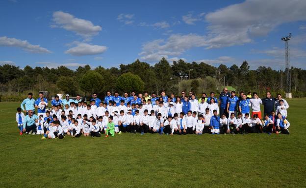 La Escuela de Fútbol de Talayuela realiza su foto de familia