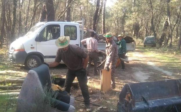 La Sociedad de Cazadores de Talayuela retira 80.000 kilos de basura en una limpieza medioambiental