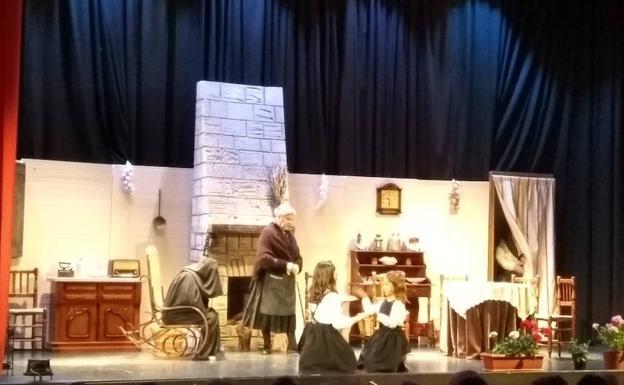 El grupo de teatro local 'La Hondonera' estrena en Talayuela «La Dama del Alba»