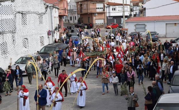 La procesión del Domingo de Ramos reúne a decenas de fieles